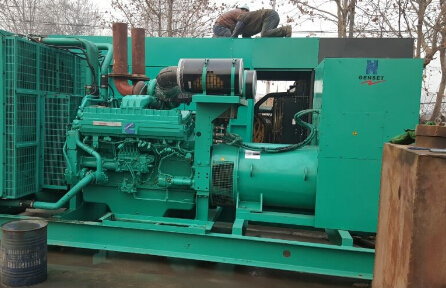 汝城发电机组如何判断水冷式机油散热器内部是否需要清洗？